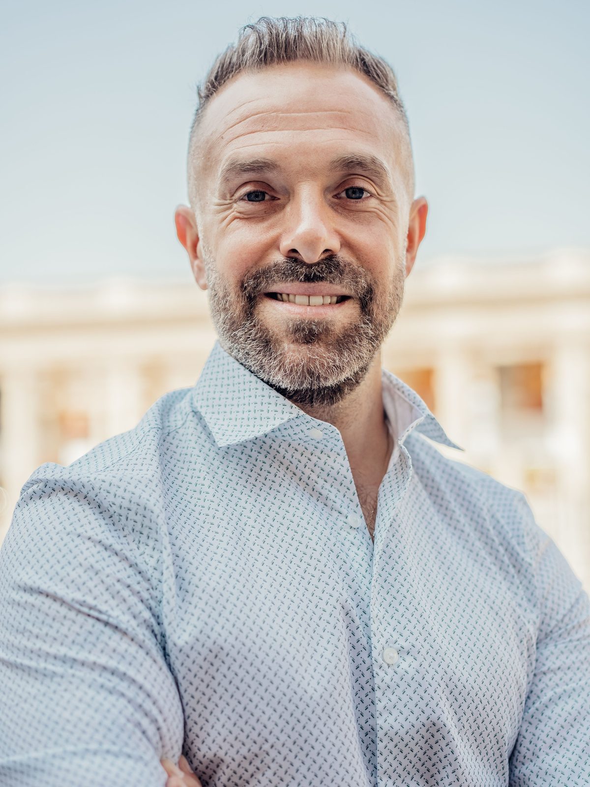 Homme dans la cinquantaine, en forme et souriant, à l'extérieur