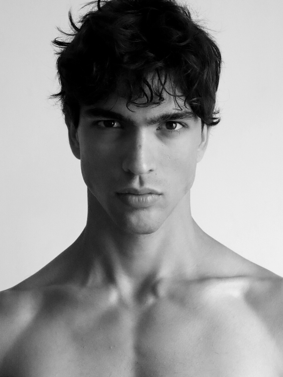Homme photographié en studio, noir et blanc