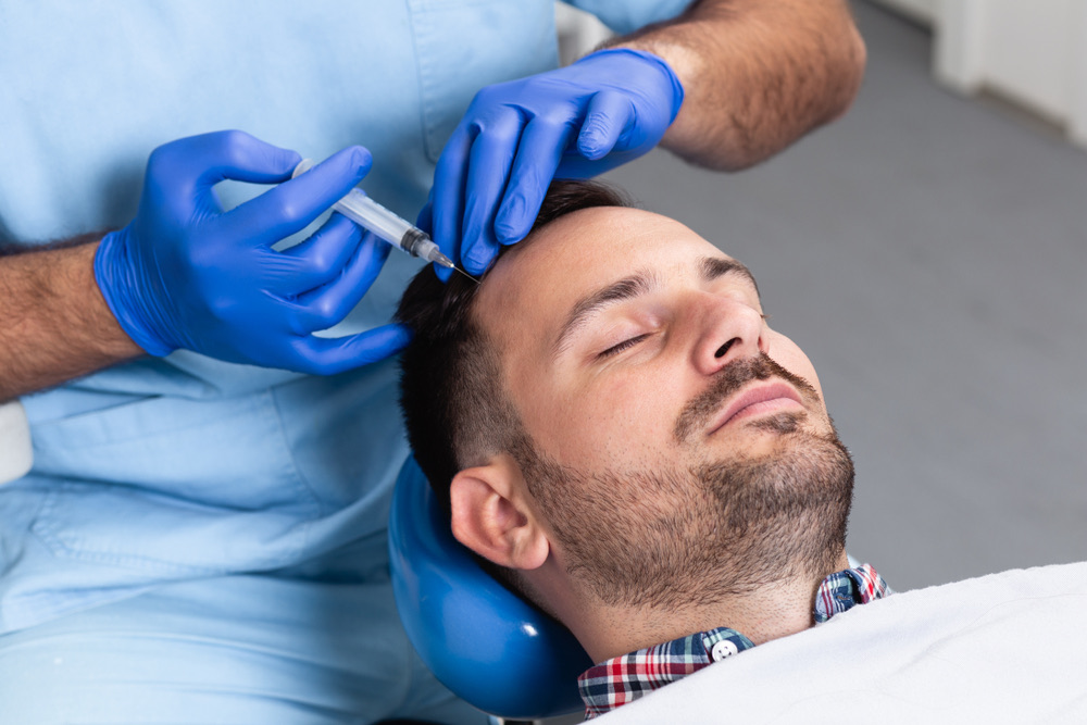 Traitement par injection chez un patient masculin, en clinique